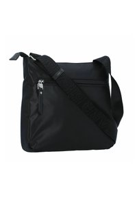 Bolso mensajero negro hecho de nailon, con un bolsillo frontal con cremallera, correa ajustable con marca y un acabado liso y mate.