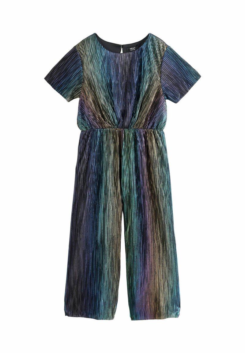 Tuta plissettata multicolore con maniche corte, colletto rotondo e vita cinchata. Presenta un tessuto liscio e iridescente con righe verticali.