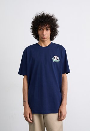 Marineblå bomuldst-shirt med korte ærmer, som har et logo og laurbærmønster på venstre bryst, suppleret af en afslappet pasform.