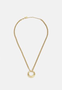 Collana d'oro con un design a doppia catena e un pendente circolare. La catena è delicata, mentre il pendente ha una finitura liscia e lucida.