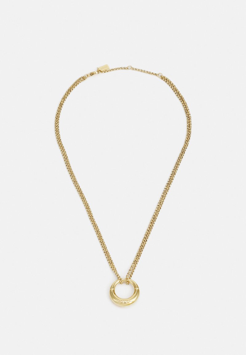 Collana d'oro con un design a doppia catena e un pendente circolare. La catena è delicata, mentre il pendente ha una finitura liscia e lucida.