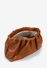 Bolso de mano de cuero marrón con pliegues, de textura suave y forma redondeada. El interior incluye un forro claro y un bolsillo con cremallera.