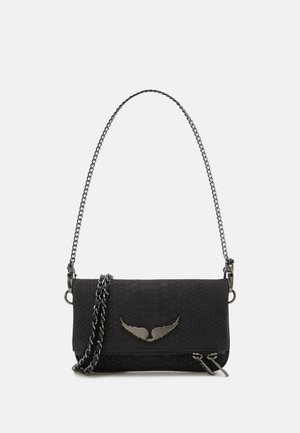Sac à main noir texturé avec un emblème d’aile argenté, une bandoulière chaîne et un détail zippé sur la bordure inférieure avant.