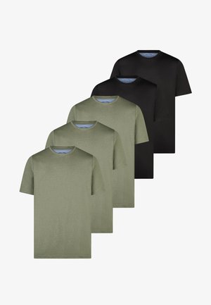 Vijf effen T-shirts met ronde hals, drie olijfgroen vooraan en twee zwart achteraan, gerangschikt in een verspringende overlappende lay-out.