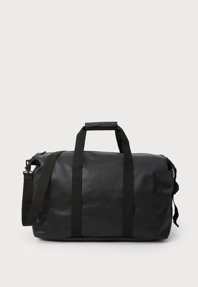 Mala de viagem preta feita de material suave. Apresenta alças robustas e uma correia de ombro destacável. Design minimalista com detalhe de logótipo em relevo.