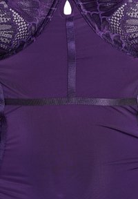 Paarse bodysuit met kantaccenten op de schouders, een sleufdetail bij de hals en een gladde textuur.