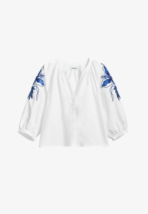 Valge pluus, millel on kolmeveerandi varrukad, V-kaelus ja sinine lilleline tikand varrukatel. Puuvillane materjal nupulukuga.