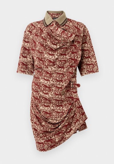 Kortærmet kjole med abstrakt rødt og beige mønster, asymmetrisk draperet design og beige krave med mørke striber.