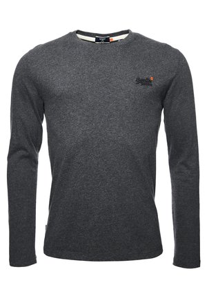 Szara bluza z długim rękawem wykonana z miękkiej tkaniny, z okrągłym dekoltem i niewielkim logo na lewej piersi. Prosta, minimalistyczna konstrukcja.