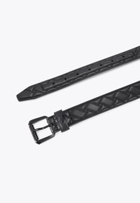 Czarny skórzany pasek o pikowanej teksturze, prostokątna metalowa klamra oraz liczne otwory do regulacji. Gładkie wykończenie i zwężane końce.