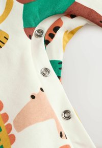 Kurzärmliges, weißes Baumwollkleidungsstück mit bunten Tiermotiven. Verfügt über silberne Druckknöpfe entlang der Kante für sicheren Verschluss.