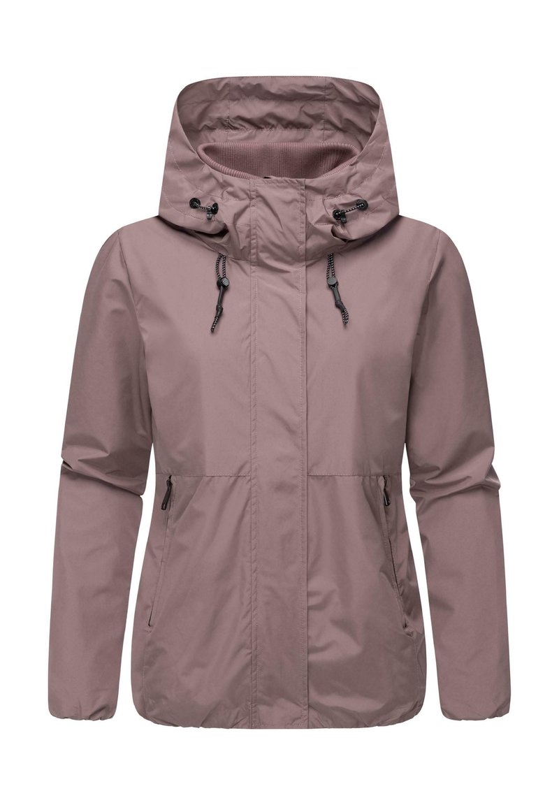 Chaqueta impermeable rosa claro con capucha, ajustes de cordón, dos bolsillos laterales y puños elásticos. Textura suave y diseño minimalista.