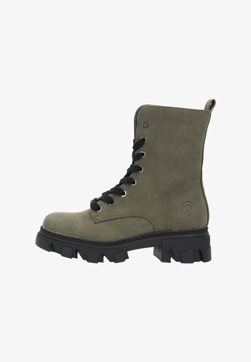 Botas de tobillo con cordones en material sintético verde oliva; suela negra gruesa con un agarre robusto; ojales plateados y acento del logo en el lateral.