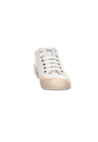 Sneakers bianchi in pelle con punta in gomma color crema, chiusura con lacci e occhielli neri. Design minimalista con texture liscia.