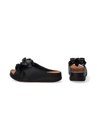 Zwarte leren slide-sandalen met een strikaccent, open teen en een textuur in de zool; platte ontwerp bevat een gewatteerde binnenzool voor comfort.