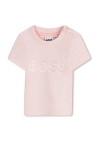 Camiseta de algodão rosa com mangas curtas, decote redondo e um logo bordado em contraste "BOSS" na parte da frente. Dois botões no ombro.