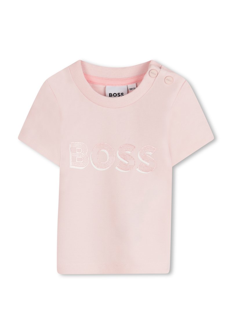 Camiseta de algodão rosa com mangas curtas, decote redondo e um logo bordado em contraste "BOSS" na parte da frente. Dois botões no ombro.