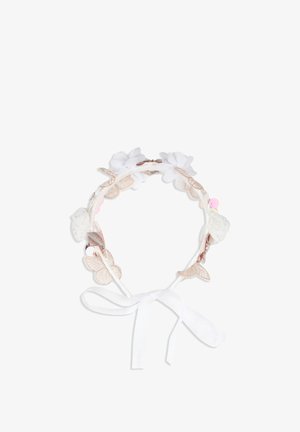Diadème floral composé de fleurs en tissu blanc, de feuilles dorées et d'accents pastel, avec un ruban blanc pour le fixer.
