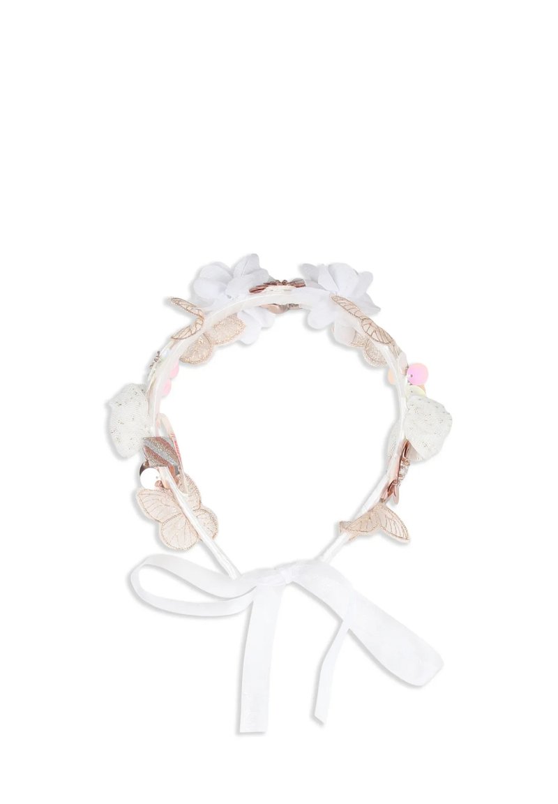 Diadème floral composé de fleurs en tissu blanc, de feuilles dorées et d'accents pastel, avec un ruban blanc pour le fixer.