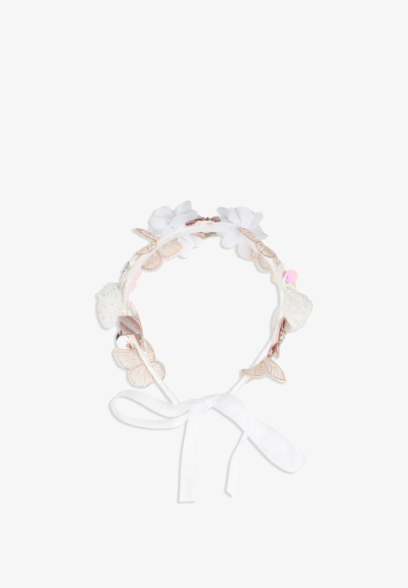 Diadème floral composé de fleurs en tissu blanc, de feuilles dorées et d'accents pastel, avec un ruban blanc pour le fixer.