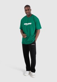 Smilodox BLAKE - Printtipaita - grün