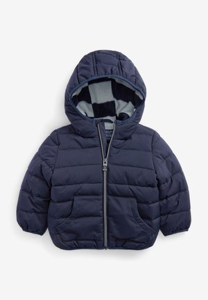Chaqueta infantil acolchada azul marino con capucha, cremallera frontal, dos bolsillos y forro de forro polar a cuadros dentro de la capucha.