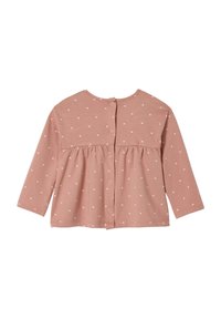 Hellrosa Langarmoberteil mit kleinem weißen Herzmuster; geraffter Ausschnitt; Knopfverschluss hinten; weicher Baumwollstoff, lässiges Design.