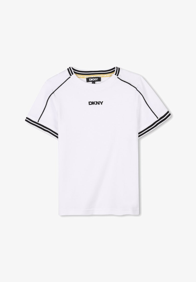 T-shirt blanc à manches courtes en coton, avec des accents noirs sur les manches et un logo DKNY noir à l'avant. Design simple.