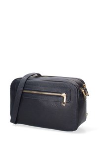 Borsa rettangolare in pelle blu navy con hardware dorato, due scomparti con zip, superficie testurizzata e tracolla regolabile.