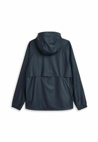 Mørkeblå regnjakke med hætte, der har en lynlåslukket rygventilation, elastiske manchetter og en let, glat tekstur.