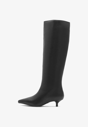 Crne čizme do koljena od glatkog materijala, s uskim vrhom i malim, zakrivljenim potpisom. Nema vidljivih uzoraka ili dodataka.