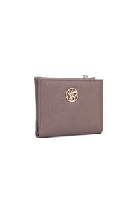 Portafoglio in pelle grigia con texture, dotato di un emblema logo dorato, con una tasca con zip e un design piatto per una facile portabilità.