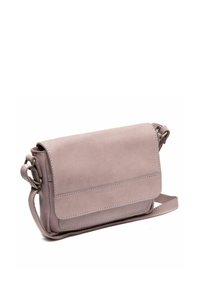 Borsa a tracolla in pelle rosa chiaro con pattina pieghevole, dettagli di cucitura e tracolla regolabile. Presenta una superficie liscia e hardware minimale.