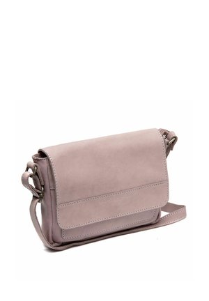 Sac bandoulière en cuir rose clair avec un rabat, des détails de couture et une bandoulière réglable. Présente une texture lisse et un matériel minimaliste.