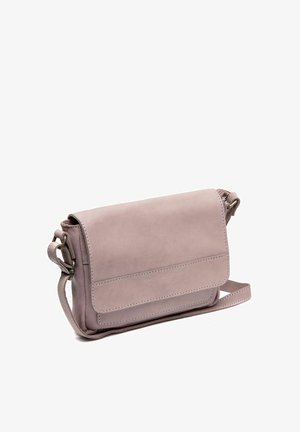 Borsa a tracolla in pelle rosa chiaro con pattina pieghevole, dettagli di cucitura e tracolla regolabile. Presenta una superficie liscia e hardware minimale.