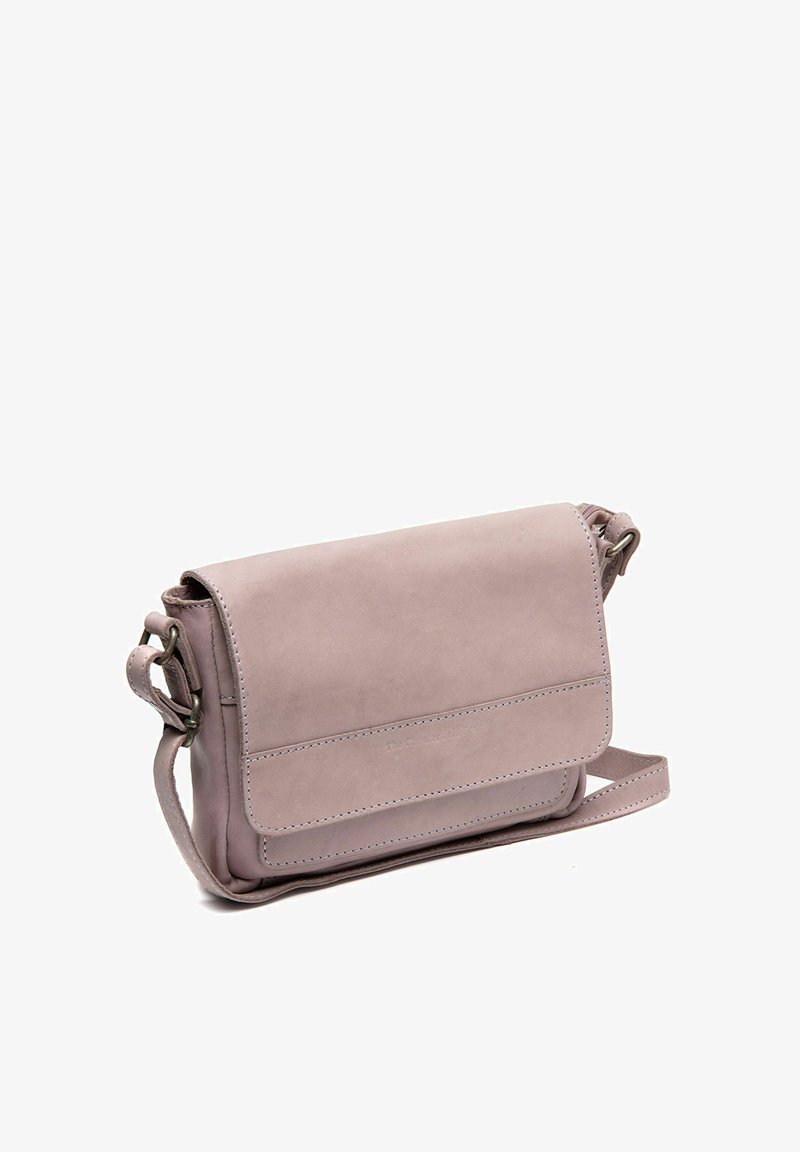 Borsa a tracolla in pelle rosa chiaro con pattina pieghevole, dettagli di cucitura e tracolla regolabile. Presenta una superficie liscia e hardware minimale.