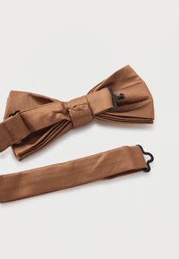 Gravata borboleta de cetim castanho com acabamento texturizado, apresentando um fecho preto para ajuste. A gravata está dobrada e posta plana ao lado de uma tira ajustável.