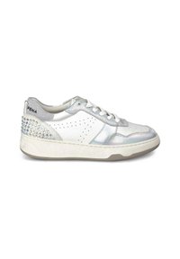 Sneaker bianco con accenti iridescenti, dettagli in argento, pannelli perforati e tacco borchiato. Presenta lacci bianchi e suola in gomma.