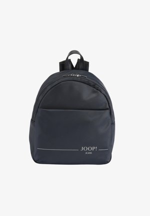 Mochila de nailon azul oscuro con forma redondeada, cremallera plateada, detalles en cuero negro y serigrafía del logo en texto blanco en la parte frontal.