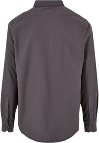 Ciemnoszara, długorękawowa koszula z kołnierzykiem na guziki, prostym krojem i mankietami na guziki. Gładka tkanina z minimalnymi detalami tekstury.