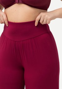 Ulla Popken WIDE-LEG FLARED BERMUDA  - Pantaloni del pigiama - ruby