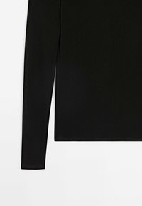 Zwart lang mouwshirt met fitted mouwen en rechte zoom op een witte achtergrond.