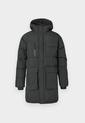 Μαύρο μπουφάν με κουκούλα, που διαθέτει μπροστινό φερμουάρ, πολλαπλές τσέπες και ραμμένες μανσέτες. Κατασκευασμένο από ανθεκτικό, αδιάβροχο υλικό.