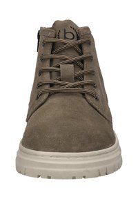 Braune Wildleder-Ankle Boots mit abgerundetem Zehenbereich, Schnürung vorne, beiger Gummisohle und Logodetail auf der Zunge. Texturierte Oberfläche mit Ösenbeschlägen.