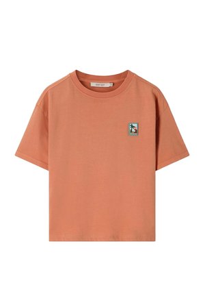 Kortemouws, perzikkleurig peutershirt met ronde hals en een klein patch met een palmboom en zon op de linkerborst.