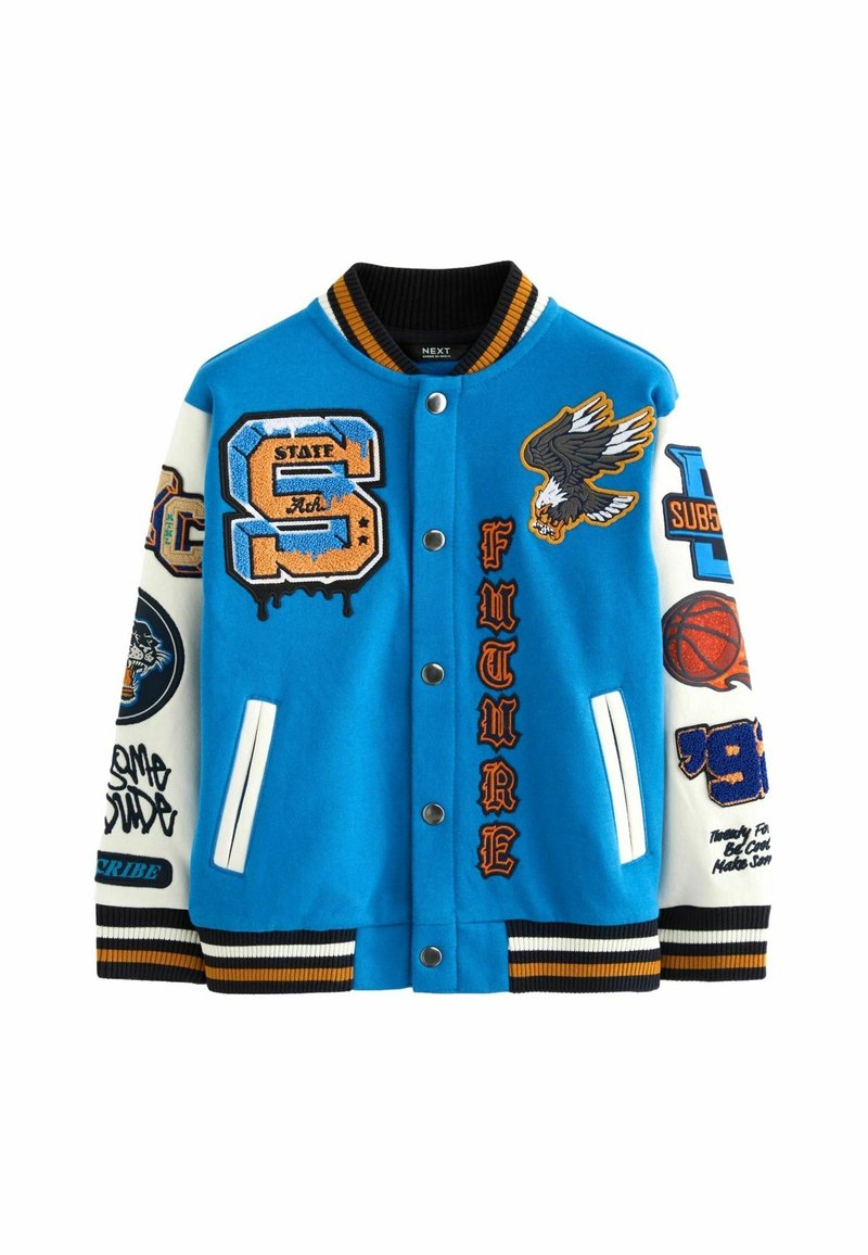 Veste universitaire bleue et blanche avec les inscriptions "STATE S", "FUTURE", un aigle, un ballon de basket, ainsi que divers patchs et logos brodés. Fermeture à pressions sur le devant.