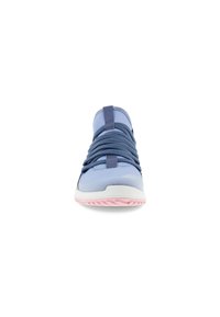 Zapatilla deportiva de color azul claro con una parte superior suave, cordones en color navy y una suela texturada en rosa. Cuenta con una pestaña en el talón para mayor soporte.