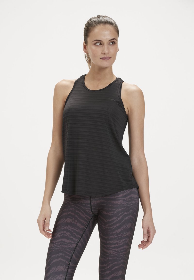 Musta urheilullinen tank top, jossa on vaakasuorat raidat, väljä malli, pyöreä pääntie ja kapeat olkapäät. Yhdistetty violeteissa kuviollisissa legginsseissä.