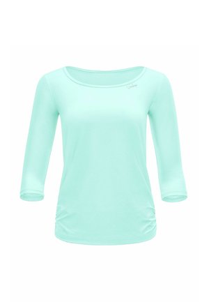 Cămașă de damă albastru deschis, cu mâneci lungi, decolteu tip barcă și ușoară strângere pe părțile laterale, prezentată pe un fundal alb.