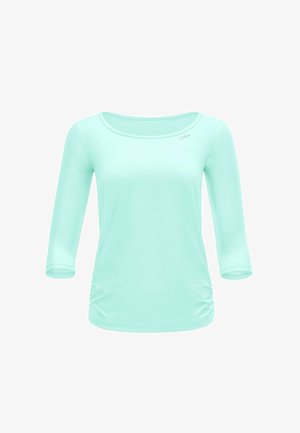 Cămașă de damă albastru deschis, cu mâneci lungi, decolteu tip barcă și ușoară strângere pe părțile laterale, prezentată pe un fundal alb.